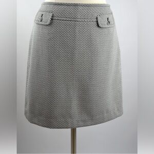ANN TAYLOR: BLACK AND WHITE WOVEN SHORT SKIRT